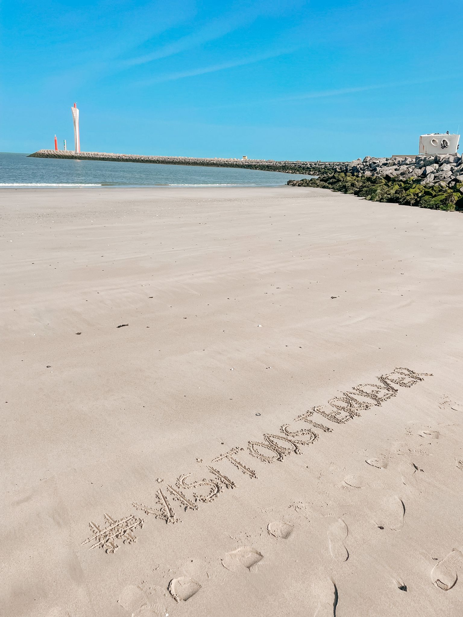 #Oosteroever geschreven in het zand